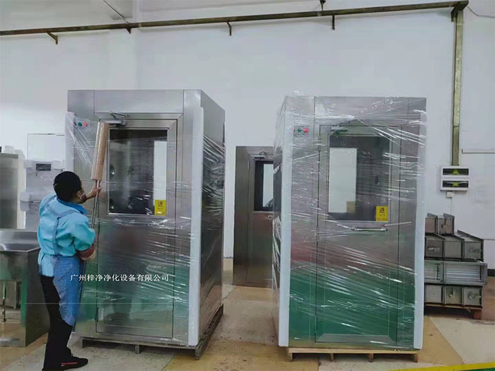 風(fēng)淋室在運(yùn)輸前，應(yīng)對(duì)風(fēng)淋室進(jìn)行徹底的清潔，并確保內(nèi)部干燥